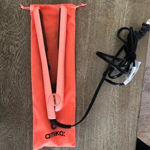 NEW Amika 1 inch hair straightener